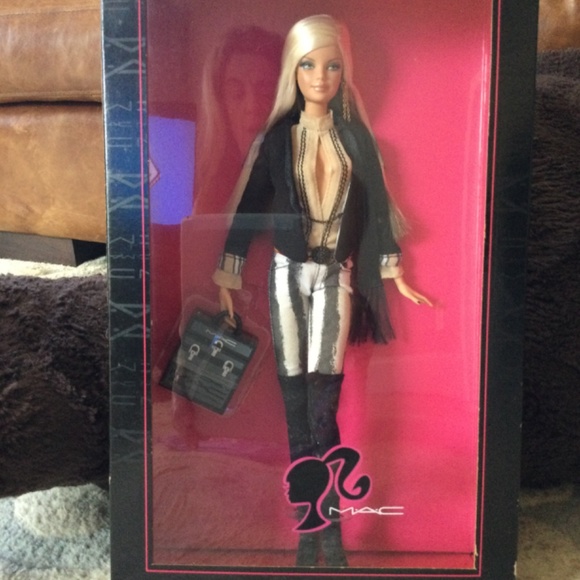 MAC Barbie by Mattel - Picture 6 of 14